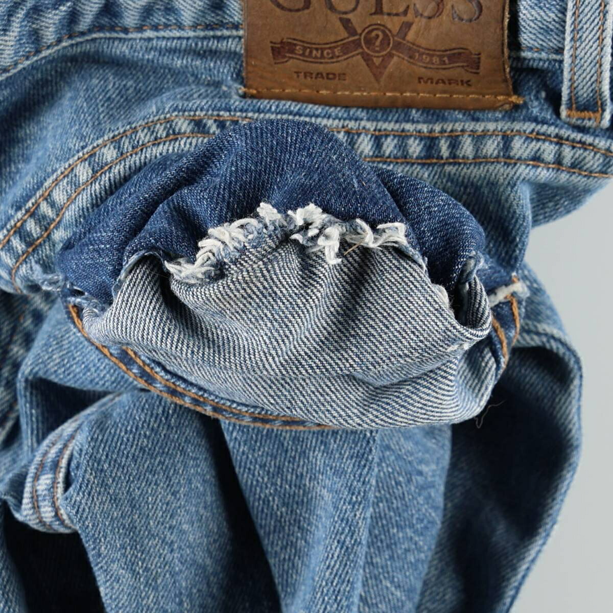 Guess/ゲス JEANS CLASSIC FIT STRAIGHT LEG テーパードデニムパンツ